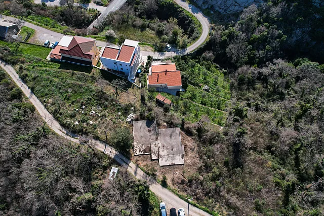 Investitionsgrundstück mit genehmigtem Projekt und gebautem Fundament in Petrovac mit Meerblick