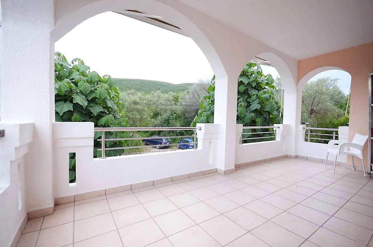 Family three-story house 330 m² for permanent residence, 100 m from Tivat Bay